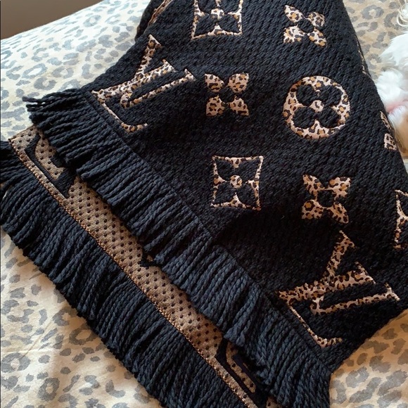 SOLD 🚨 Louis Vuitton leopard scarf - Picture 1 of 5